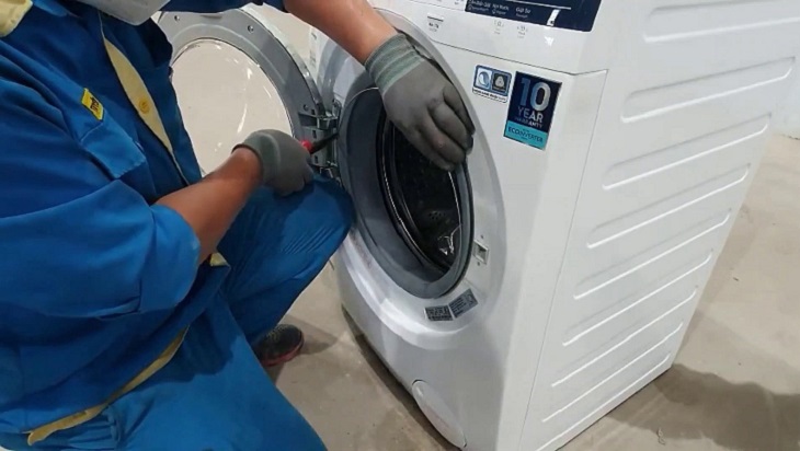 Đưa hướng lò xo ron ngay chốt cửa Đưa hướng lò xo ron ngay chốt cửa